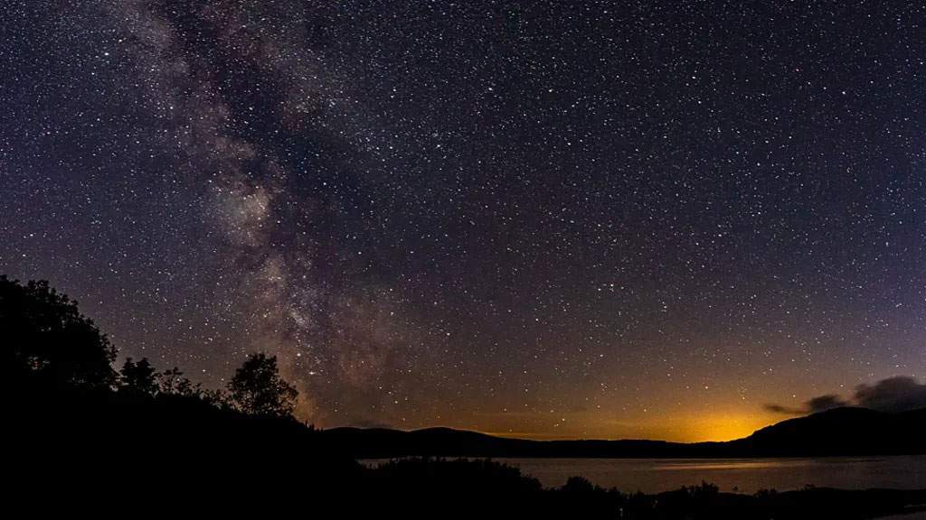 Widok nocnego nieba w Parku Narodowym Loch Lomond i Trossachs (Ciemne niebo)