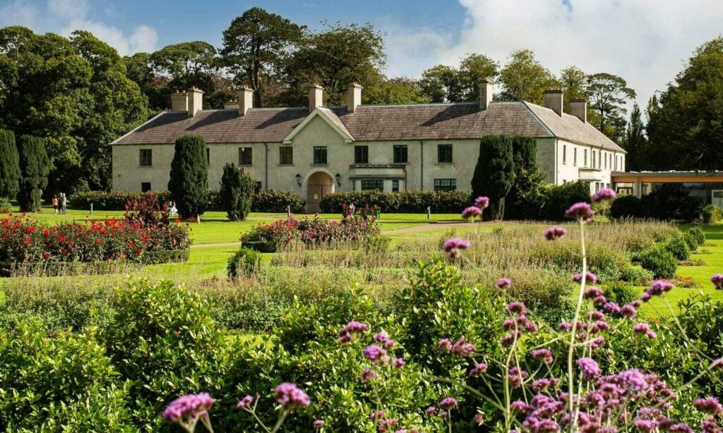 Killarney House and Gardens, irlandzka rezydencja wiejska w hrabstwie Kerry. Miejsce historyczne zbudowane przez królową Wiktorię podczas jej wizyty w Irlandii w 1861 roku.