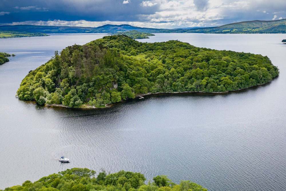 Widok z lotu ptaka na Inchcailloch w Narodowym Rezerwacie Przyrody Loch Lomond
