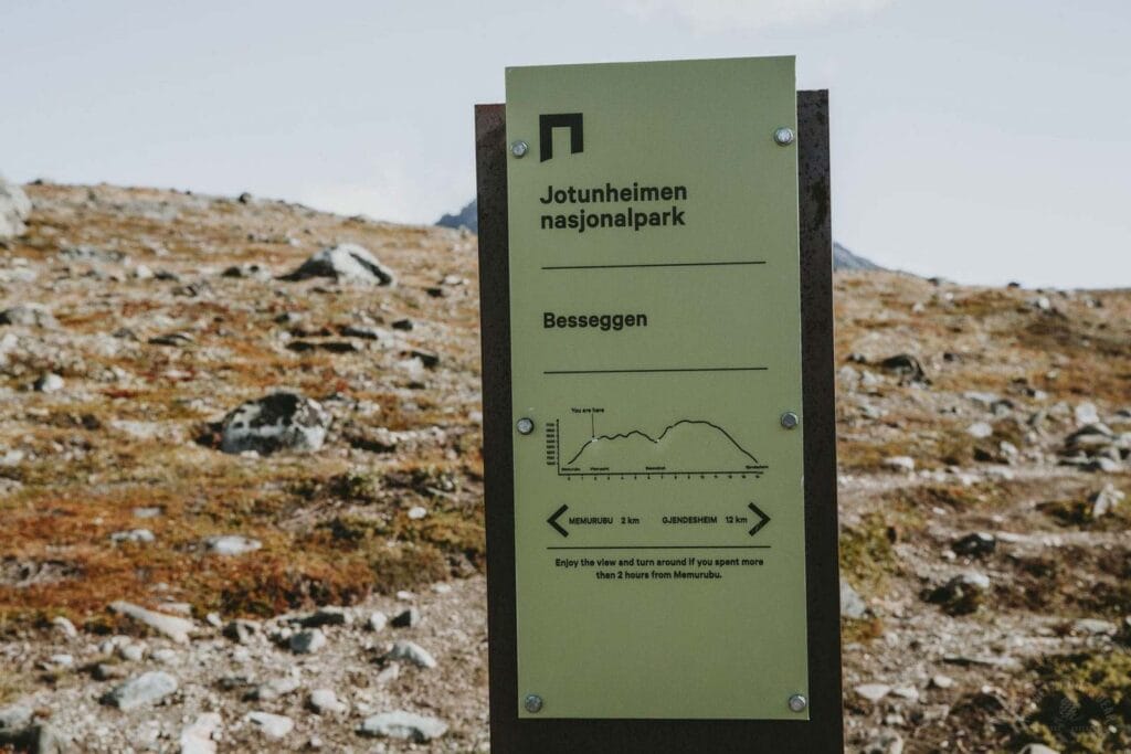 Tablica informacyjna w Parku Narodowym Jotunheimen w Norwegii