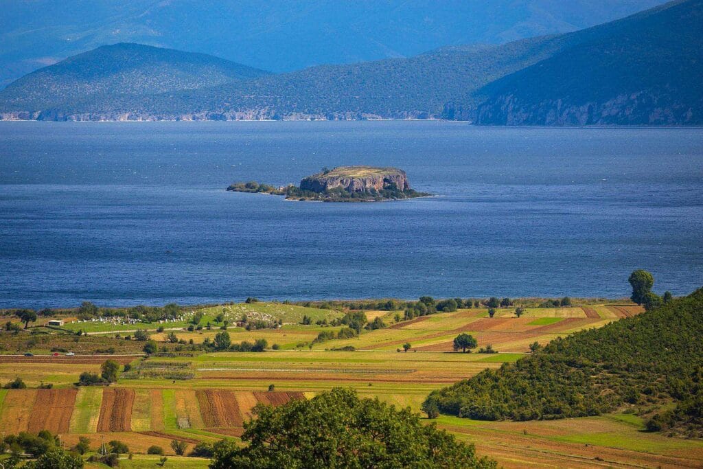 Park Narodowy Prespa w Albanii: przewodnik po dziedzictwie i naturze
