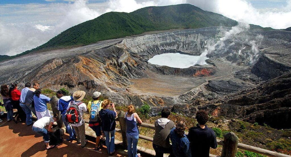 Park Narodowy Volcán Poás leży w prowincjach Alajuela i Heredia, w Kordylierze Centralnej Kostaryki. Park Narodowy Volcán Poás leży w prowincjach Alajuela i Heredia, w Kordylierze Centralnej Kostaryki.