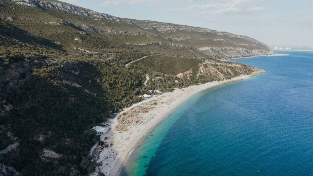 Park Przyrody Arrábida w Portugalii: co zobaczyć, kiedy i jak zwiedzać