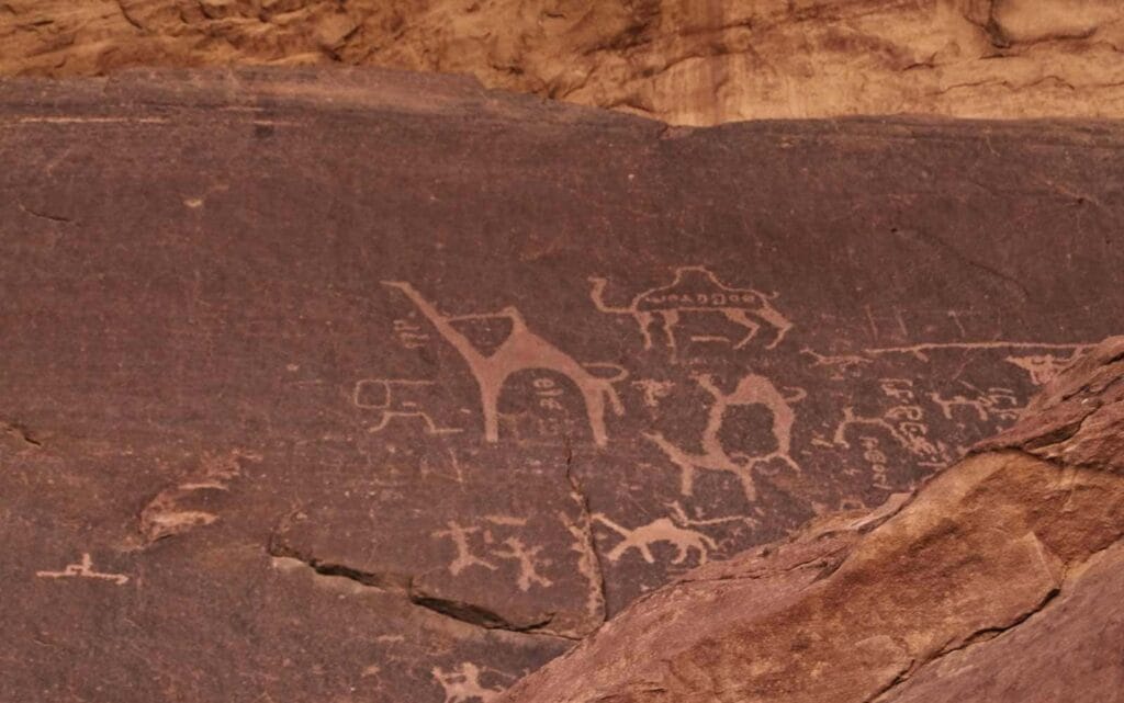 Petroglify i ryty naskalne w Wadi Rum, Jordania