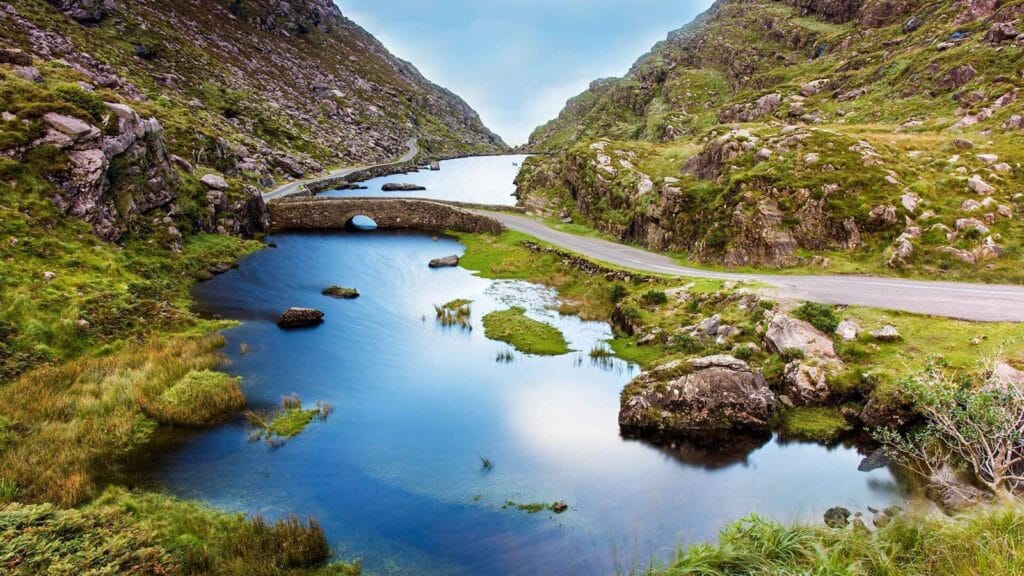 Wędrówka przez Gap of Dunloe, wąską przełęcz górską między północną a południową częścią hrabstwa Kerry, Irlandia